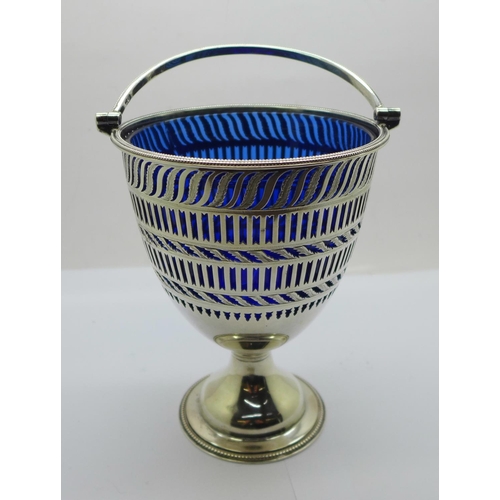 816 - A Victorian pierced silver basket with blue glass liner, London 1894, West & Son, 277g, 144mm