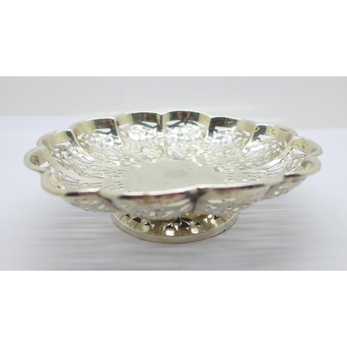 818 - A pierced silver dish, Birmingham 1923, 82g, 13cm