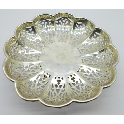 818 - A pierced silver dish, Birmingham 1923, 82g, 13cm