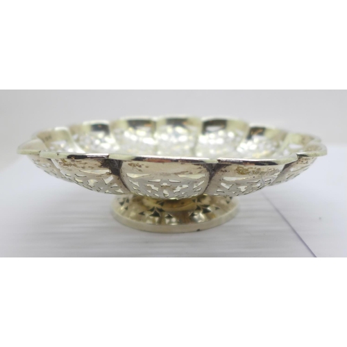 818 - A pierced silver dish, Birmingham 1923, 82g, 13cm