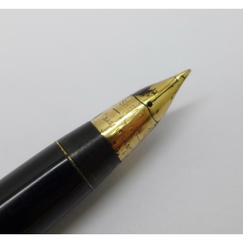 828 - A gold plated Sheaffer fountain pen with 14ct gold nib and a matching propelling pencil