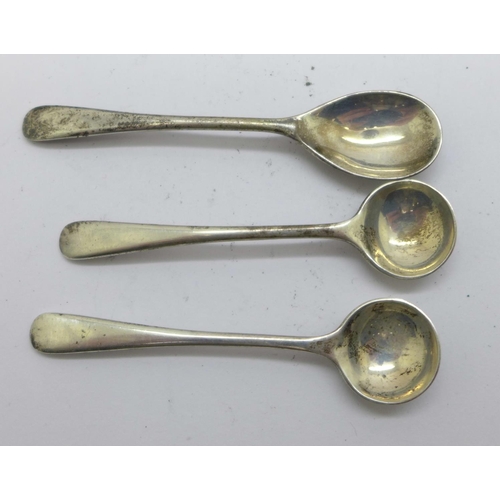 830 - A Victorian silver fork and spoon christening set, cased, and a set of three silver condiment spoons... 