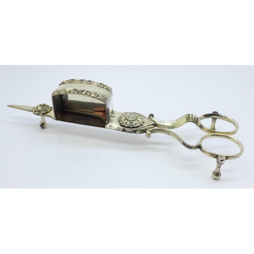 835 - A pair of candle snuffers