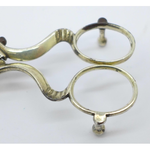 835 - A pair of candle snuffers