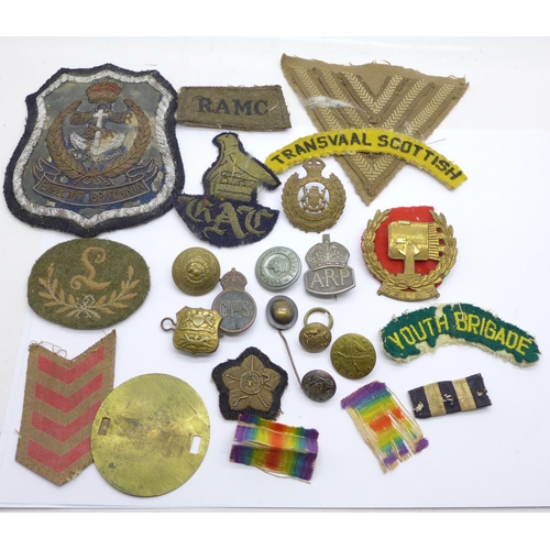 845 - Assorted military badges, etc., including a silver ARP badge, a badge marked D.E.L.&T. and a M.O.T.H... 