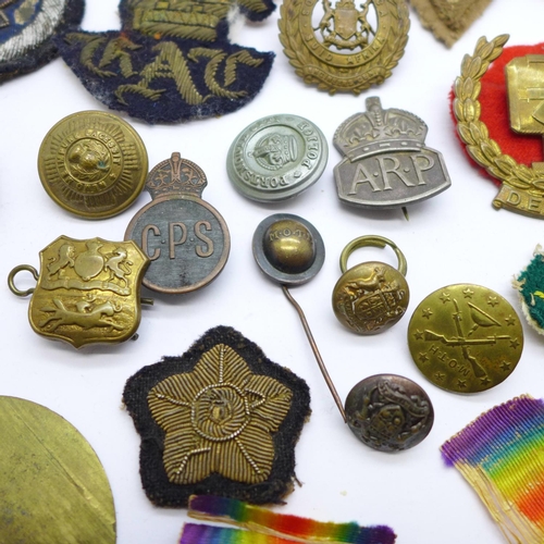 845 - Assorted military badges, etc., including a silver ARP badge, a badge marked D.E.L.&T. and a M.O.T.H... 