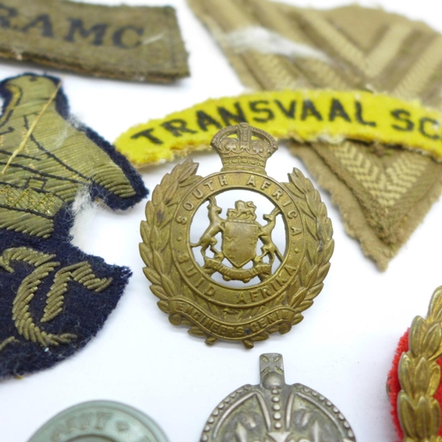 845 - Assorted military badges, etc., including a silver ARP badge, a badge marked D.E.L.&T. and a M.O.T.H... 