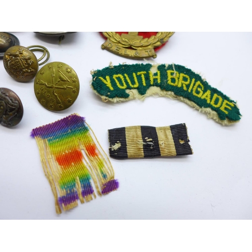 845 - Assorted military badges, etc., including a silver ARP badge, a badge marked D.E.L.&T. and a M.O.T.H... 