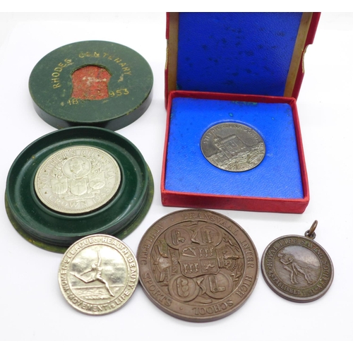 846 - A Rhodes centenary crown, case a/f, a 1935 commemorative, two medallions and a badge