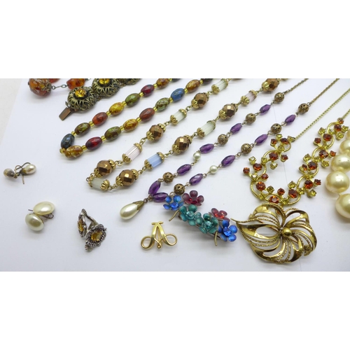 860 - A collection of vintage costume jewellery including filigree, diamante, agate, pearl necklaces, etc.