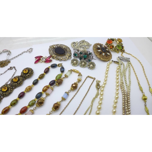 860 - A collection of vintage costume jewellery including filigree, diamante, agate, pearl necklaces, etc.