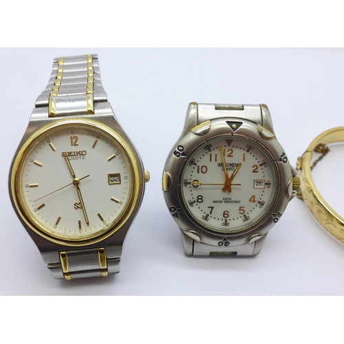 864 - A Seiko quartz wristwatch and a Sekonda quartz wristwatch, a rolled gold bangle and plated sugar bow... 