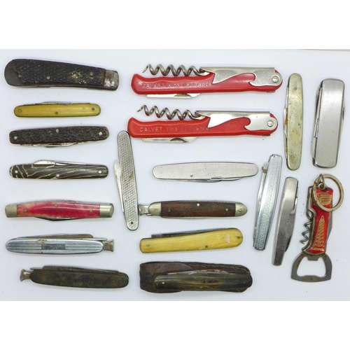 887 - A collection of pocket knives