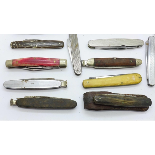 887 - A collection of pocket knives