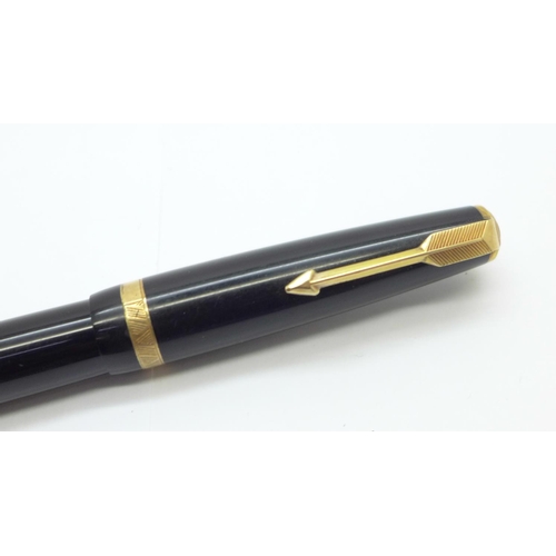 907 - Two fountain pens with 14ct gold nibs, Parker Maxima and Swan