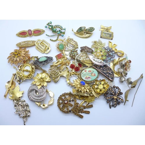 909 - Fifty brooches