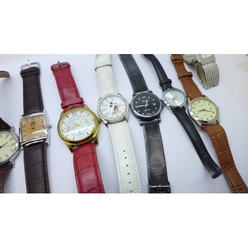 924 - Lady's and gentleman's wristwatches