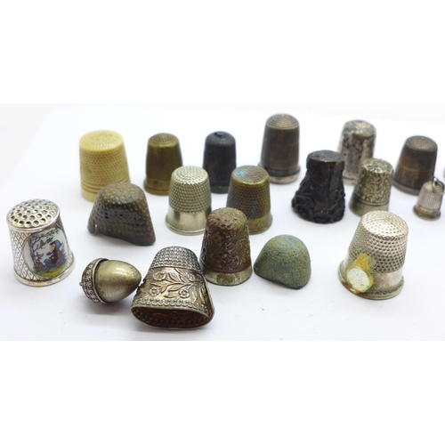 926 - A collection of thimbles, etc., including silver, a/f