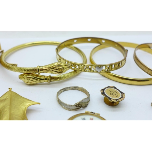 931 - Rolled gold bangles, plated and silver gilt jewellery