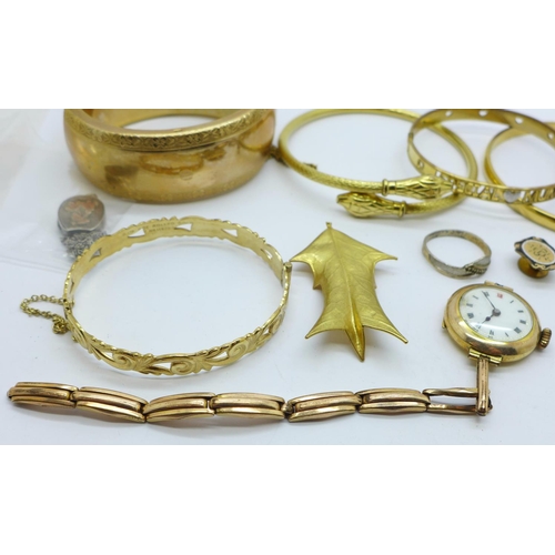 931 - Rolled gold bangles, plated and silver gilt jewellery