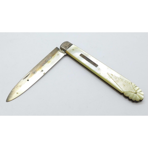 932 - A plated sovereign case, pocket knife with silver blade and mother of pearl handle, mother of pearl ... 