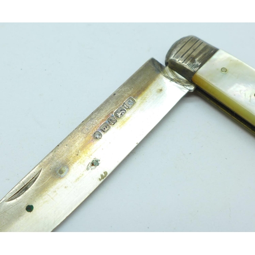 932 - A plated sovereign case, pocket knife with silver blade and mother of pearl handle, mother of pearl ... 