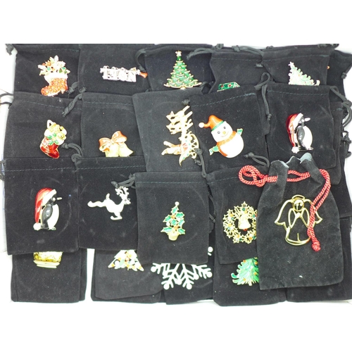 936 - Fifty Christmas themed brooches with pouches