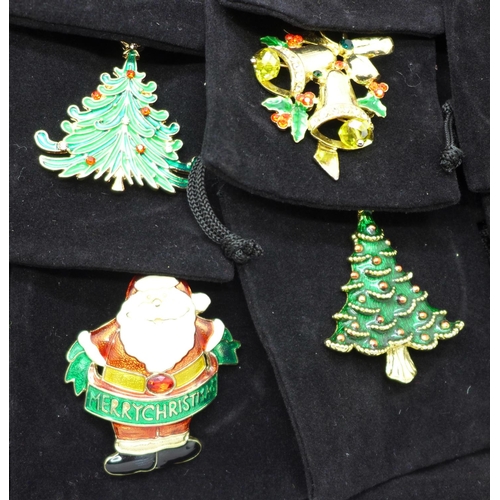 936 - Fifty Christmas themed brooches with pouches