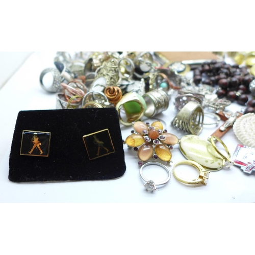 937 - A box of costume jewellery and a box of costume rings