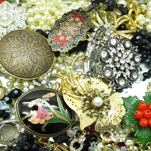 945 - Costume jewellery