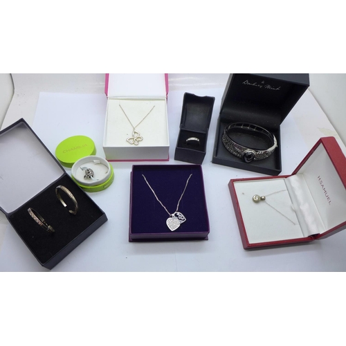 948 - Assorted silver jewellery, boxed