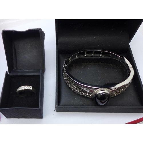 948 - Assorted silver jewellery, boxed