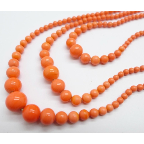 964 - A coral coloured bead necklace