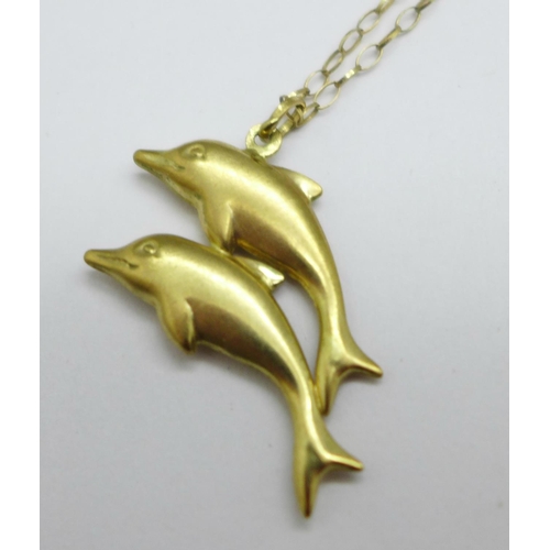 973 - A 9ct gold dolphin pendant and chain, 1.9g