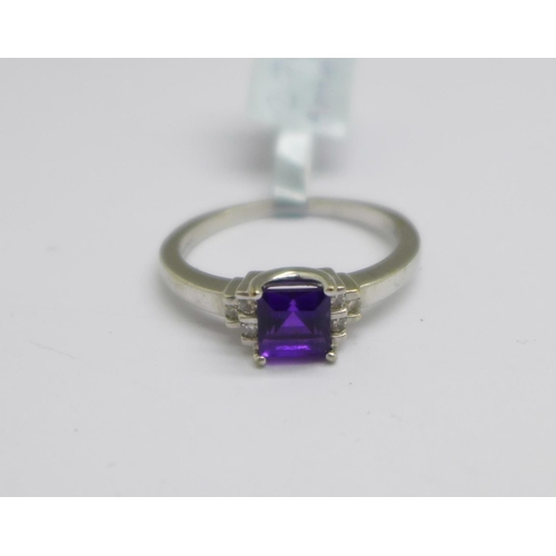 975 - A 9ct white gold, amethyst and white stone ring, 2.6g, P