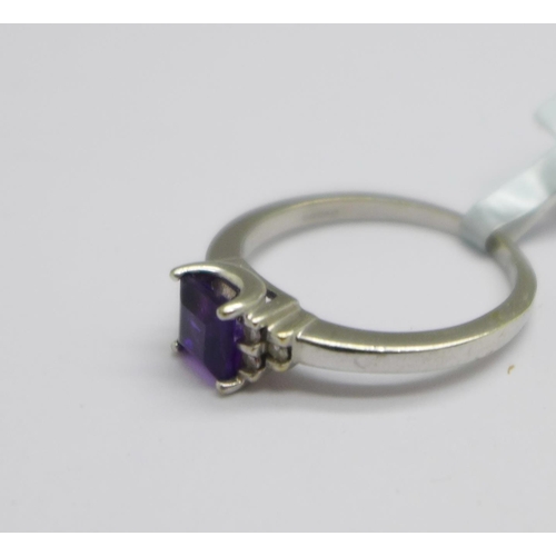 975 - A 9ct white gold, amethyst and white stone ring, 2.6g, P