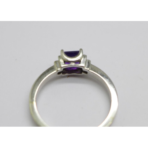 975 - A 9ct white gold, amethyst and white stone ring, 2.6g, P