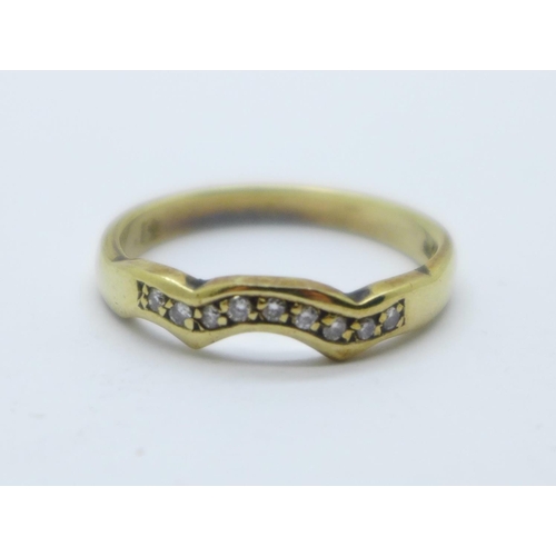 979 - A 9ct gold and diamond ring, 3.1g, S