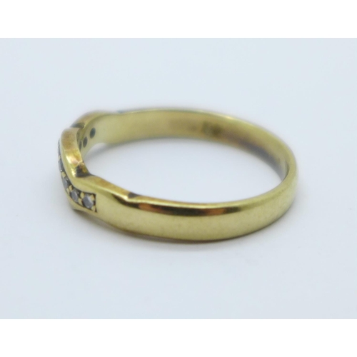 979 - A 9ct gold and diamond ring, 3.1g, S