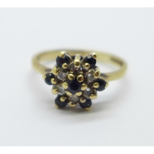 980 - A 9ct gold cluster ring, 2.7g, P