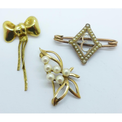 982 - Two hallmarked 9ct gold brooches and a seed pearl set initial brooch pin a/f, bow brooch a/f, (9ct g... 