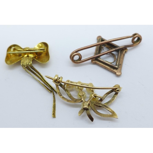 982 - Two hallmarked 9ct gold brooches and a seed pearl set initial brooch pin a/f, bow brooch a/f, (9ct g... 