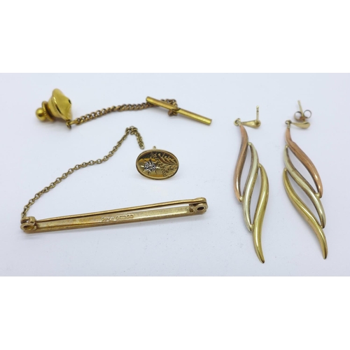 984 - A 9ct gold and diamond stud with metal back fastener, a 9ct gold bar brooch and a pair of yellow met... 