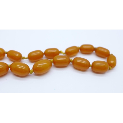 995 - A set of graduated butterscotch amber coloured beads