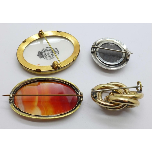 996 - Four brooches including one agate set