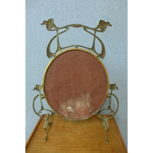 336 - An Art Nouveau brass mirrored fire screen, a/f and a fender