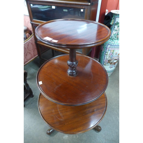 68 - A George IV mahogany circular three tier dumb waiter, 105cms h x 61cms d