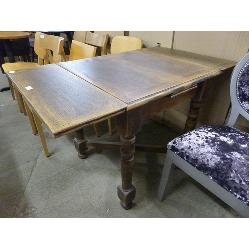 1880 - A small oak draw leaf table