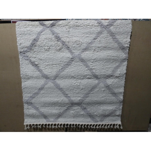 3065 - A white/grey Celosia rug (160 x 220cm) * this lot is subject to VAT