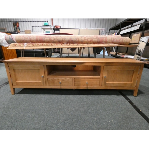 3079 - A large oak two door, two drawer TV unit (H49 x W180 x D40cm) * this lot is subject to VAT